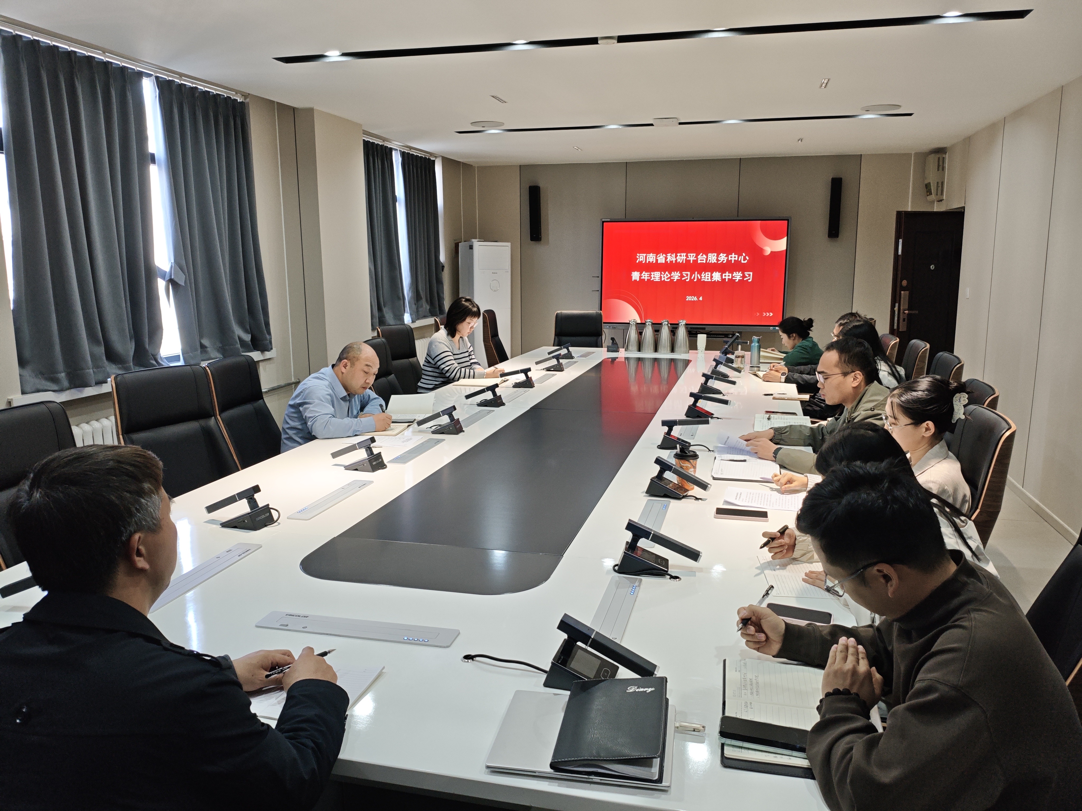 中心青年理论学习小组举行第7次集中学习研讨